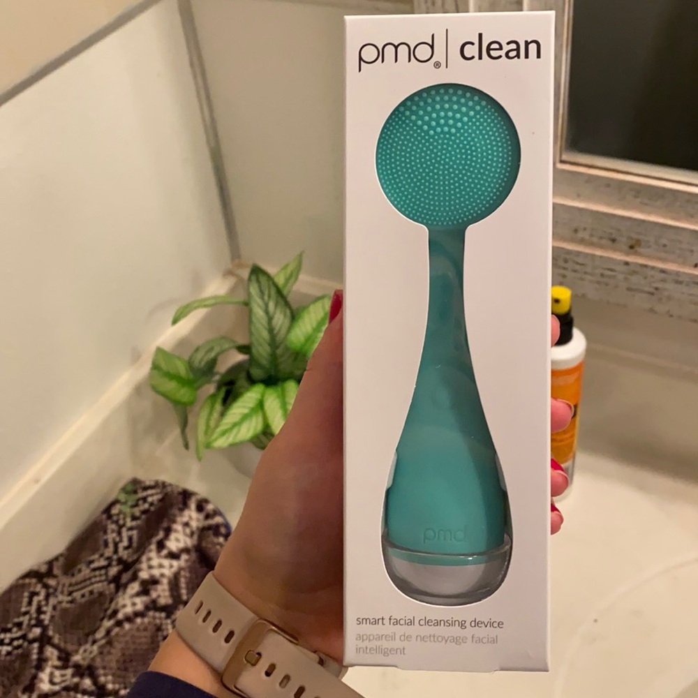 FREE SHIPPING!! PMD cleaning face brush teal